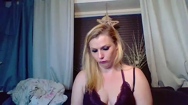 DevilsAngel13 online show from November 6, 2025, 9:26 pm