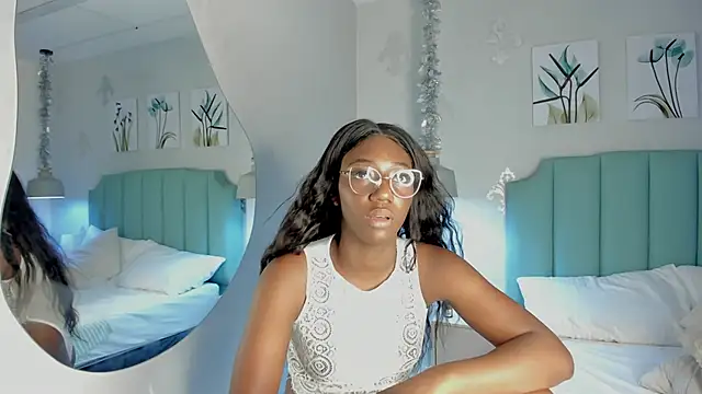 Khenta Michells online show from February 6, 2025, 4:03 pm