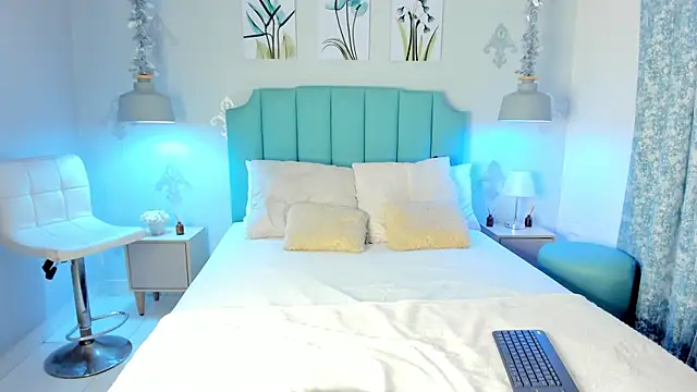 Khenta Michells online show from March 18, 2025, 11:08 am