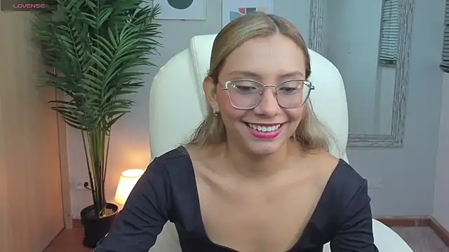 Snapshot of Mia_Sanchez01 chatting on December 6, 2024, 12:23 am Mia Sanchez01 online show from December 6, 2024, 12:23 am