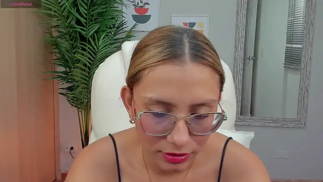Snapshot of Mia_Sanchez01 chatting on December 30, 2024, 2:42 am Mia Sanchez01 online show from December 30, 2024, 2:42 am