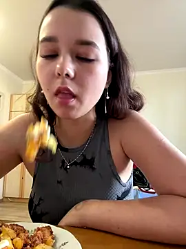 PoppyRobinson online show from December 8, 2024, 11:24 am