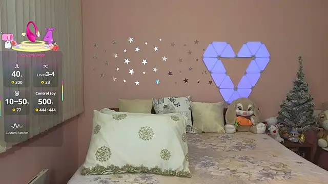 Snapshot of _Loves_ chatting on November 10, 2025, 7:13 pm Loves online show from November 10, 2025, 7:13 pm