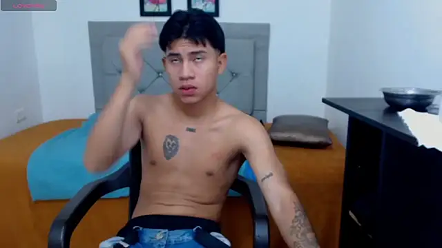 Snapshot of logannth chatting on October 16, 2025, 8:43 pm logannth online show from October 16, 2025, 8:43 pm