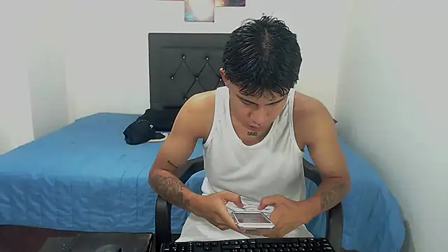 Snapshot of logannth chatting on October 21, 2025, 12:00 am logannth online show from October 21, 2025, 12:00 am