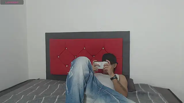 Snapshot of logannth chatting on January 12, 2026, 4:12 pm logannth online show from January 12, 2026, 4:12 pm