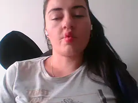  karlie kloss  online show from February 5, 2025, 7:10 pm