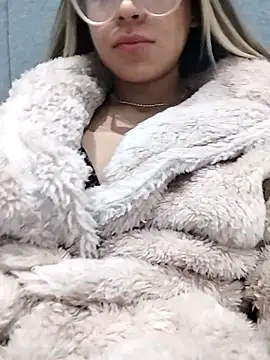 fofinhaa12 online show from October 7, 2025, 4:04 pm