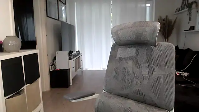 IntiMia online show from October 8, 2025, 7:17 am