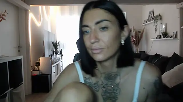 IntiMia online show from November 13, 2025, 8:24 am