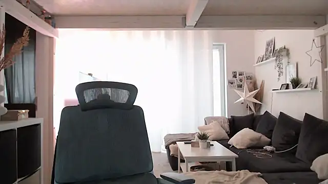 IntiMia online show from February 9, 2026, 8:18 am