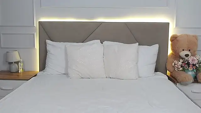 LeilaLow online show from February 2, 2025, 12:02 pm