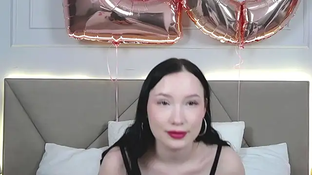 LeilaLow online show from February 18, 2025, 3:21 pm