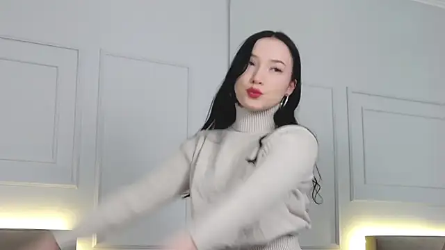 LeilaLow online show from March 20, 2025, 12:00 pm