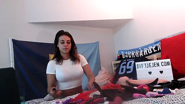 Dif-tjejen online show from February 4, 2025, 7:55 pm