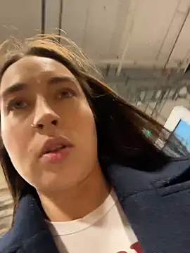 Holly Play online show from November 28, 2025, 12:08 pm