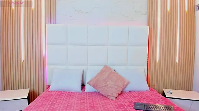 Iris Thompson  online show from October 28, 2025, 4:27 am