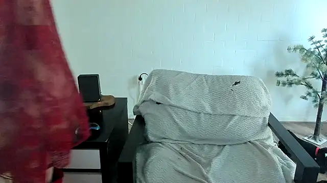 MendiPetite online show from March 26, 2026, 8:20 am