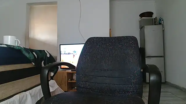 Snapshot of Hugetittiesxx2 chatting on October 26, 2025, 5:24 am Hugetittiesxx2 online show from October 26, 2025, 5:24 am