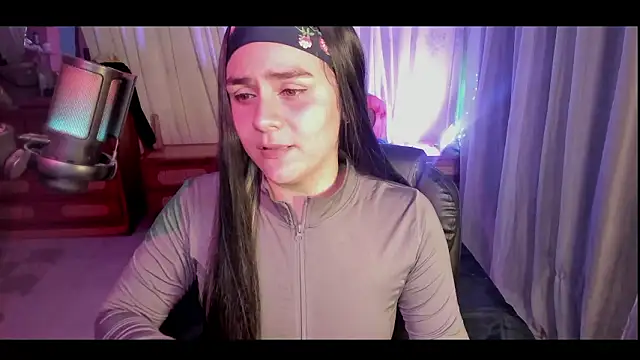 isabelacooperr online show from February 10, 2026, 3:27 pm