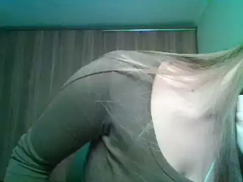 Evasapples online show from October 25, 2025, 6:02 pm