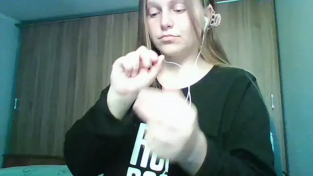 Evasapples online show from April 1, 2026, 8:50 pm