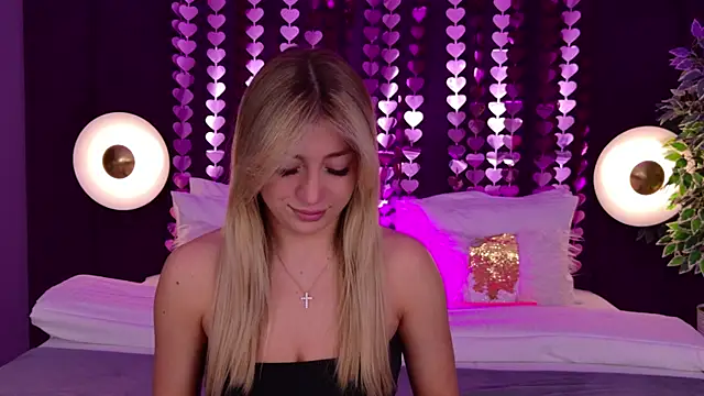 HelenaMorgan online show from April 15, 2026, 3:02 am