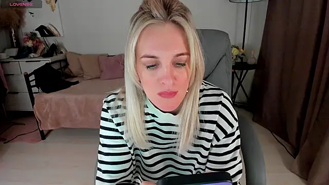 Snapshot of I_D_A chatting on March 5, 2025, 7:16 am I D A online show from March 5, 2025, 7:16 am