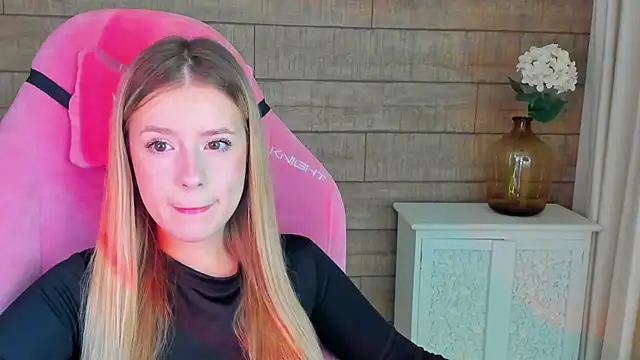 MilanaBalmain online show from September 28, 2025, 4:07 am