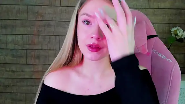 MilanaBalmain online show from October 18, 2025, 4:37 am