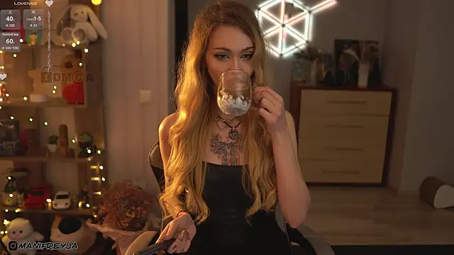 ManiFreyja online show from October 21, 2025, 6:19 pm