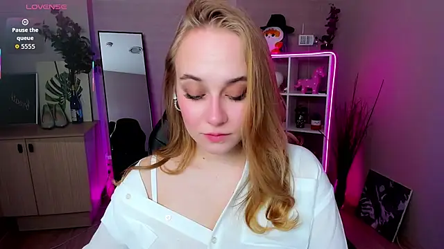 LianaBright online show from March 19, 2026, 1:53 am