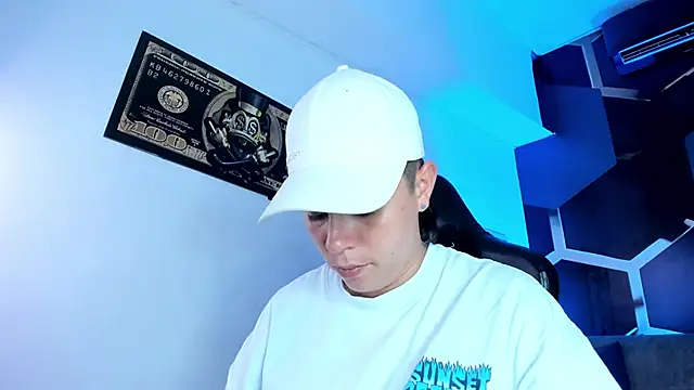 Snapshot of AbbySmiitth_ chatting on November 10, 2025, 8:52 pm AbbySmiitth online show from November 10, 2025, 8:52 pm