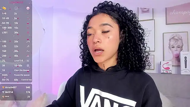 Crystal Dluna online show from January 14, 2025, 6:49 pm