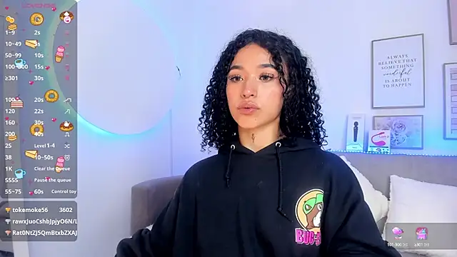 Crystal Dluna online show from February 5, 2025, 3:52 pm