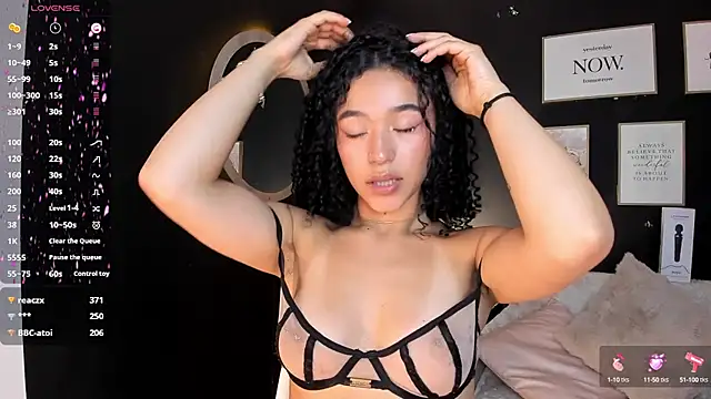 Crystal Dluna online show from February 26, 2025, 8:11 pm