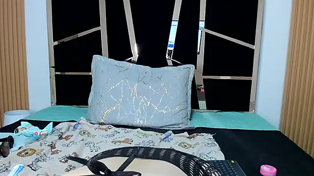 yahaira  online show from November 18, 2025, 2:54 pm