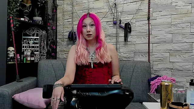 Snapshot of CruelMistress chatting on December 11, 2024, 1:05 am CruelMistress online show from December 11, 2024, 1:05 am
