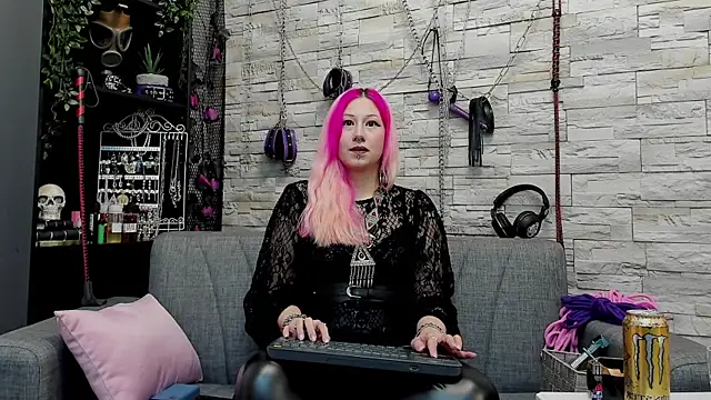 Snapshot of CruelMistress chatting on December 13, 2024, 4:43 am CruelMistress online show from December 13, 2024, 4:43 am