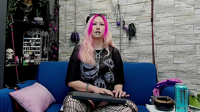 Snapshot of CruelMistress chatting on December 18, 2024, 2:10 am CruelMistress online show from December 18, 2024, 2:10 am