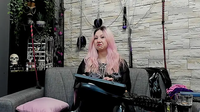 Snapshot of CruelMistress chatting on March 19, 2025, 2:27 am CruelMistress online show from March 19, 2025, 2:27 am