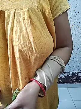 Snapshot of milf-kaira chatting on January 10, 2025, 3:07 am milf-kaira online show from January 10, 2025, 3:07 am