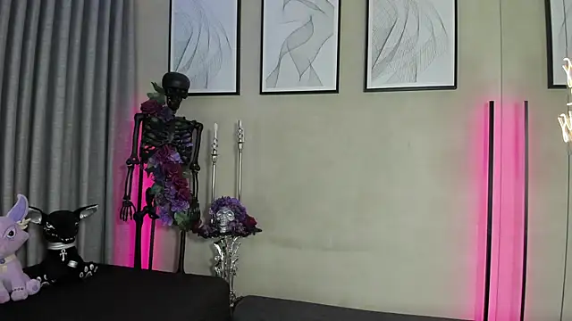 Morgan Hilll  online show from October 15, 2025, 11:54 am