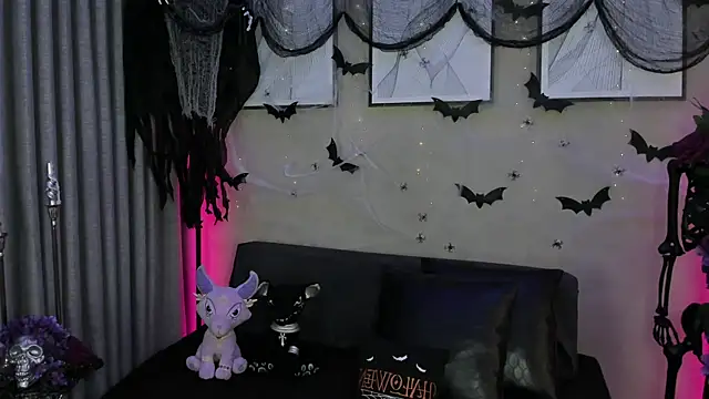 Morgan Hilll  online show from October 25, 2025, 11:51 am