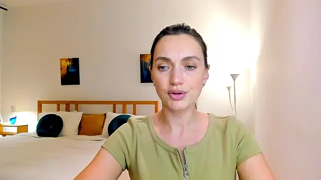 LovelyeeMia online show from December 4, 2024, 5:00 pm