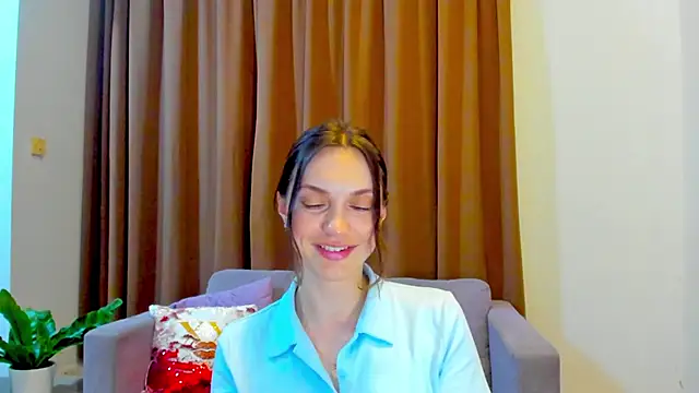 LovelyeeMia online show from October 28, 2025, 11:47 am