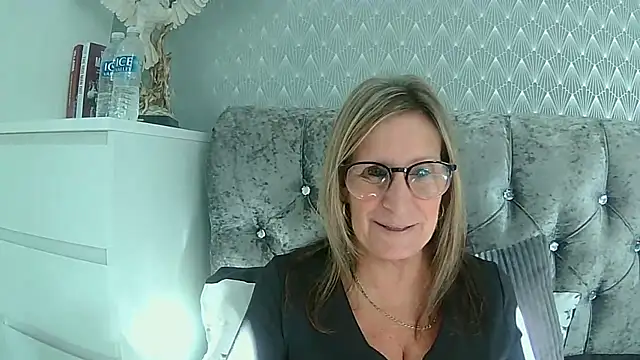 Snapshot of Additive_Mature_Linda chatting on September 21, 2025, 3:57 pm Additive Mature Linda online show from September 21, 2025, 3:57 pm