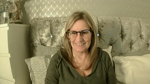 Snapshot of Additive_Mature_Linda chatting on October 3, 2025, 6:38 pm Additive Mature Linda online show from October 3, 2025, 6:38 pm