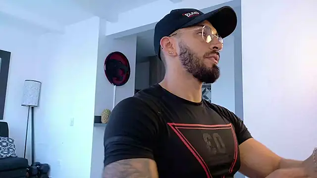 Snapshot of tony_muscle chatting on October 2, 2025, 9:55 pm tony muscle online show from October 2, 2025, 9:55 pm