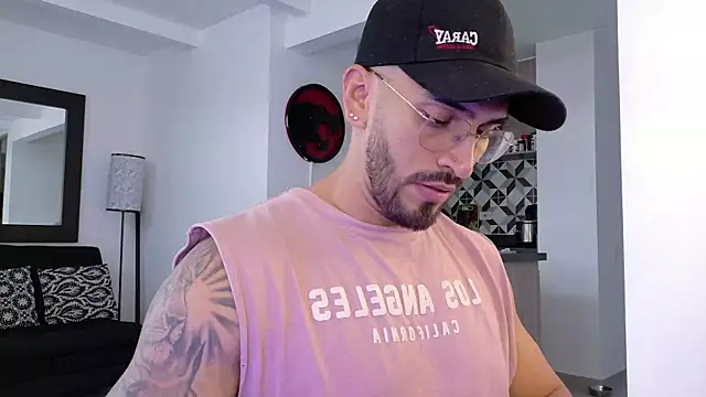 Snapshot of tony_muscle chatting on October 18, 2025, 8:31 pm tony muscle online show from October 18, 2025, 8:31 pm